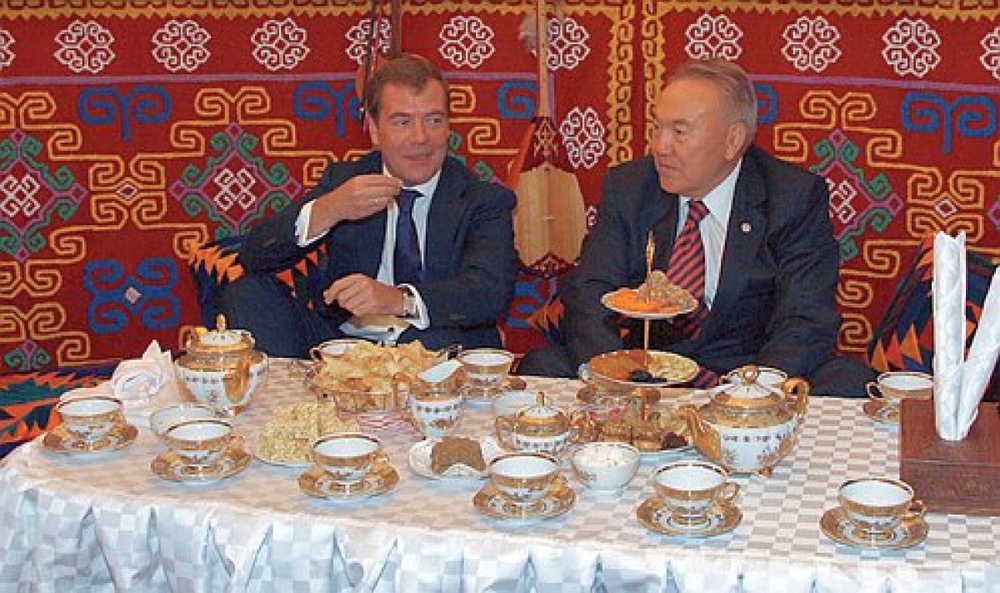 Нурсултан Назарбаев и Дмитрий Медведев в юрте. © РИА Новости