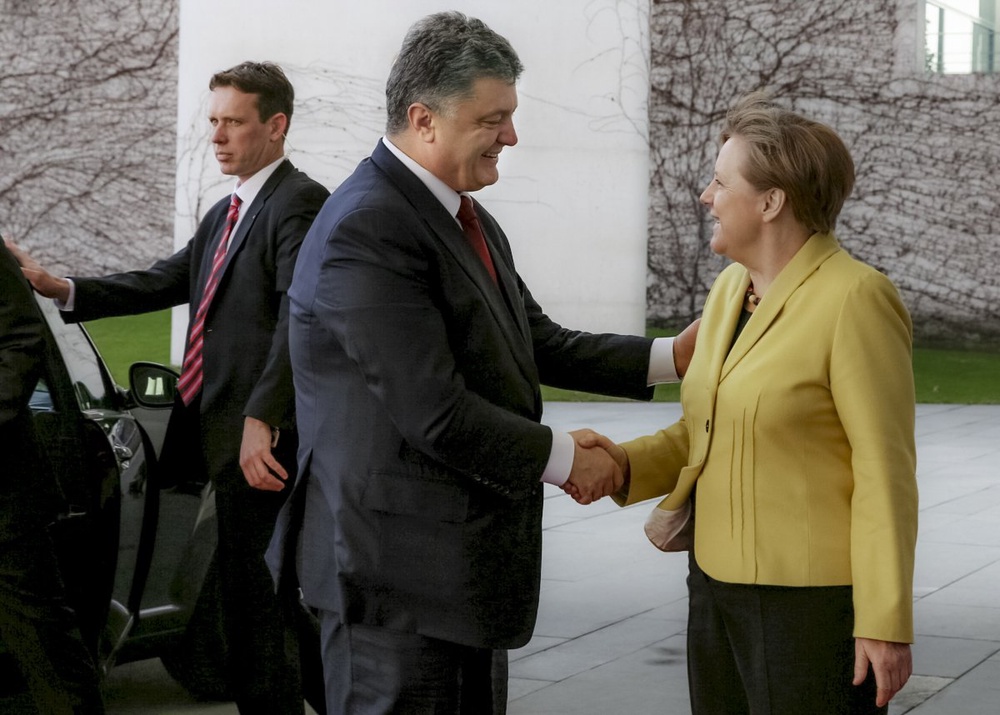 Петр Порошенко и Ангела Меркель. Фото пресс-службы президента Украины.