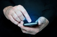 Россиянин убил себя вилкой после проверки телефона супруги