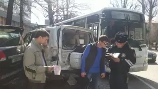 Автобус снес три припаркованных авто в Алматы