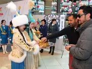 Женщины-военнослужащие накормили астанчан бауырсаками