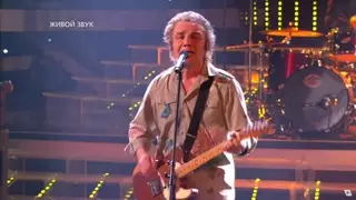 Батырхан Шукенов предстал в образе солиста группы "Чайф"