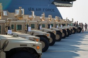 Порошенко лично встретил первые военные автомобили из США в аэропорту