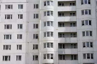 В Актау снова выбрасывают мусор с многоэтажек