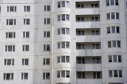 В Актау снова выбрасывают мусор с многоэтажек