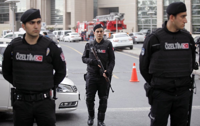 Полицейские Стамбула, стоящие в оцеплении. Фото © REUTERS