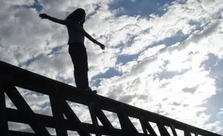 В Кызылорде 24-летняя девушка спрыгнула с моста в Сырдарью