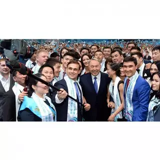 Назарбаев и звезды спорта сняли групповое "селфи"