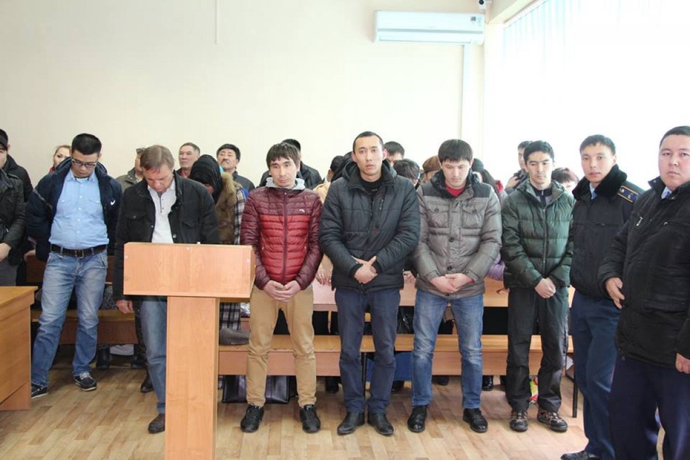 Осужденные участники преступной группы в Медеуском районном суде № 2. Фото предоставлено пресс-службой Алматинского городского суда.