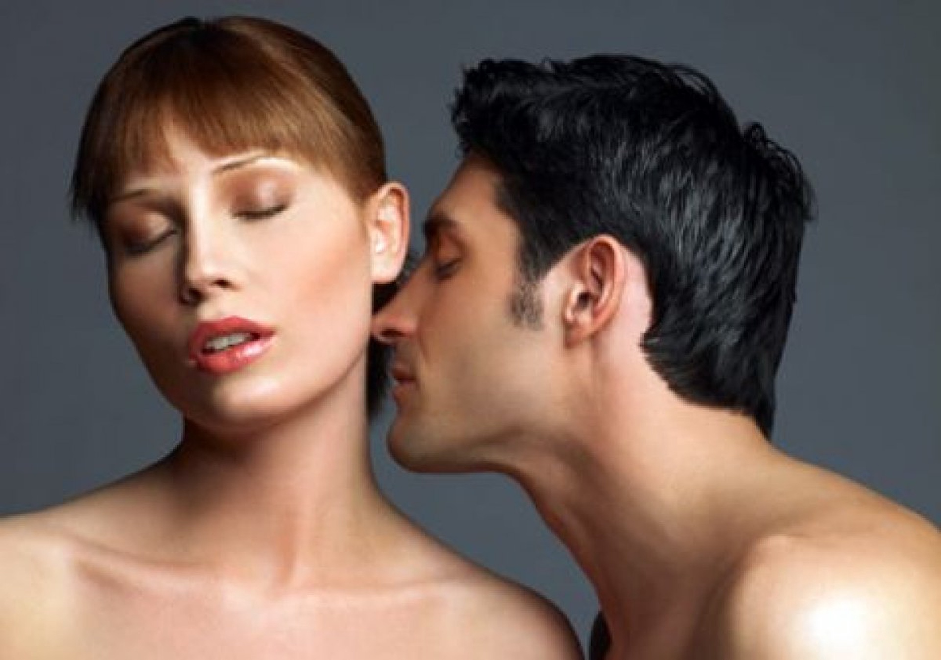 Сексуальное притяжение. Мужчина и женщина аромат. Шея девушки. Мужчина вдыхает аромат женщины. Мужская и женская шея.