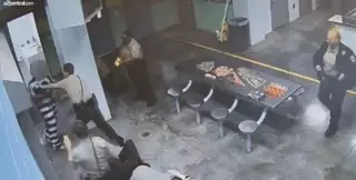 В США 18-летний заключенный избил четырех охранников