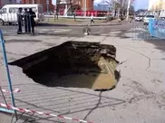 Асфальт провалился на глазах у людей в Западно-Казахстанской области