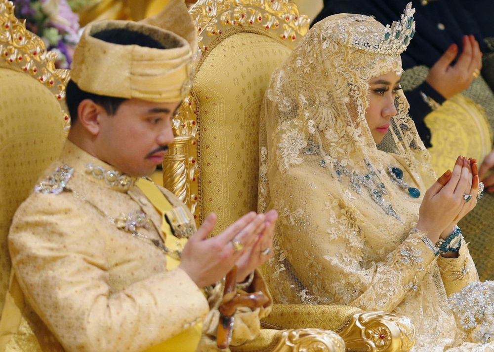 Принц Абдул Малик и его невеста Даянгку Раабиатуль Адавия Пенгиран Хаджи Болкиах. © Reuters
