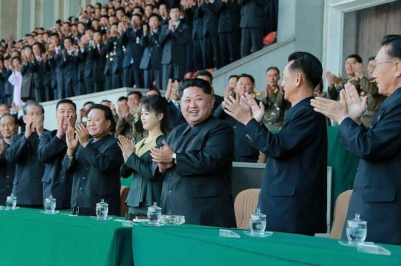 Ким Чен Ын и Ли Соль Чжу на стадионе в Пхеньяне. © rodong.rep.kp