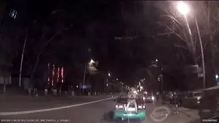 Полицейские Алматы оштрафуют водителя за перевоз девушки на багажнике Subaru