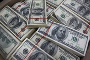 250 тысяч долларов нашли в квартире задержанного за получение взятки таможенника в Актау