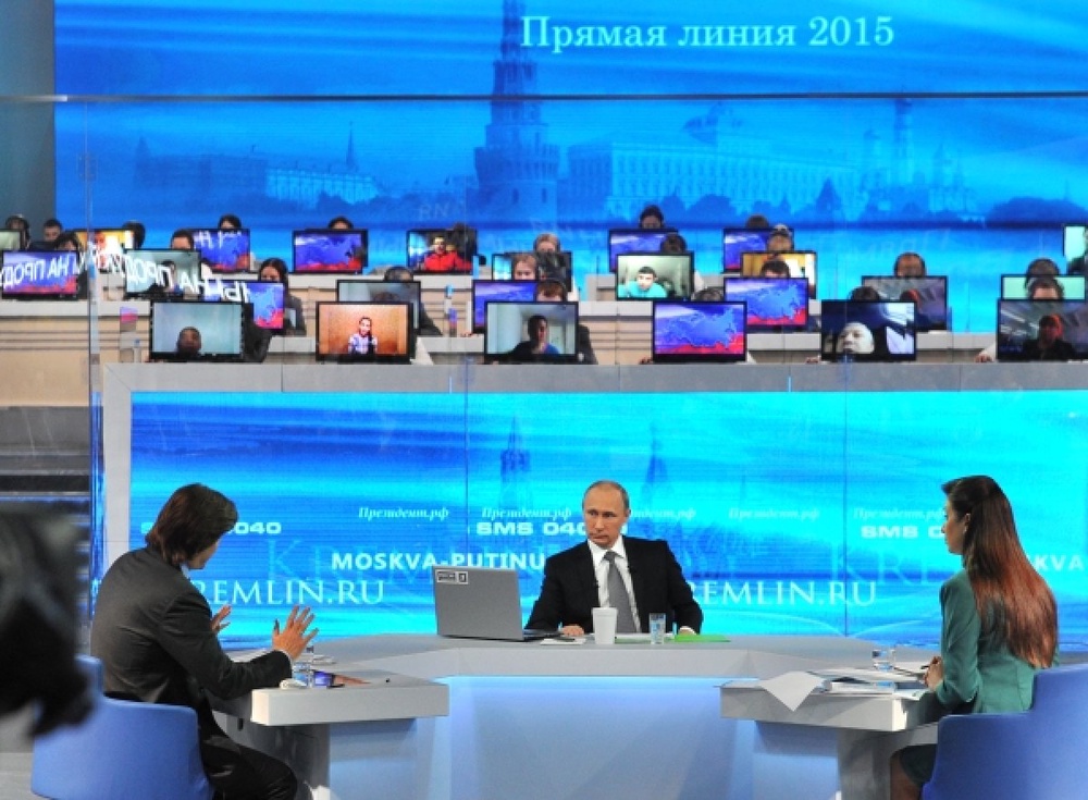 Владимир Путин во время прямого эфира. Фото © РИА Новости