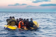 В Средиземном море перевернулся корабль с 700 африканскими мигрантами