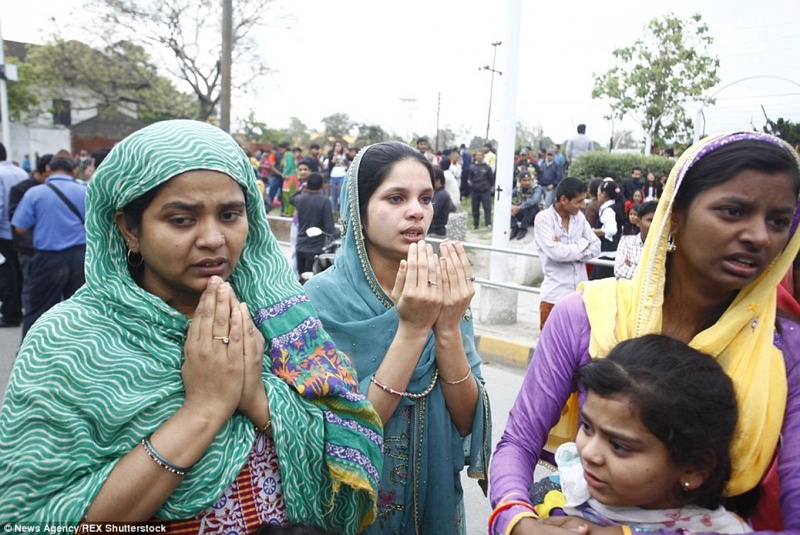 Люди молятся за своих близких после разрушительного землетрясения в Катманду. © Shutterstock
