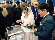 Молодожены проголосовали на избирательном участке в Астане