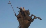 Двое парней оседлали памятник Кабанбай батыру в Талдыкоргане