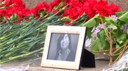 Поклонники Батырхана Шукенова несут цветы к Дворцу Республики в Алматы