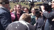 Главного коммуниста Украины облили кефиром и заставили убегать
