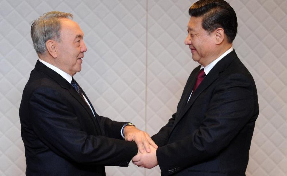 Президент Казахстана Нурсултан Назарбаев и председатель Китая Си Цзиньпин. © russian.people.com.cn