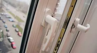 Двое детей выпали из окон многоэтажек за сутки в Астане