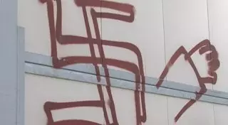 Полиция Актобе разыскивает автора рисунка с фашистской свастикой на мосту