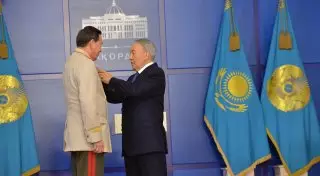 Президент распорядился повысить главу МВД РК в звании