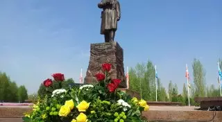 Памятник Ивану Панфилову открыл в Астане Нурсултан Назарбаев