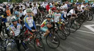 Алматинцы отметили веломаршем День защитника Отечества и 70-летие Победы