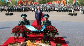 Нурсултан Назарбаев возложил цветы к монументу "Отан қорғаушылар"