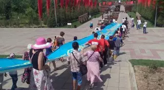 70-метровую ленту Победы пронесли по центральным улицам Шымкента