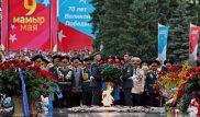 Алматинцы возложили цветы у Вечного огня в День Победы