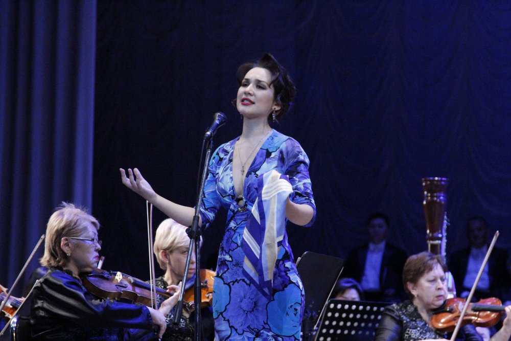 Мария Мудряк поет песню "Синий платочек". Фото ©Алишер Ахметов