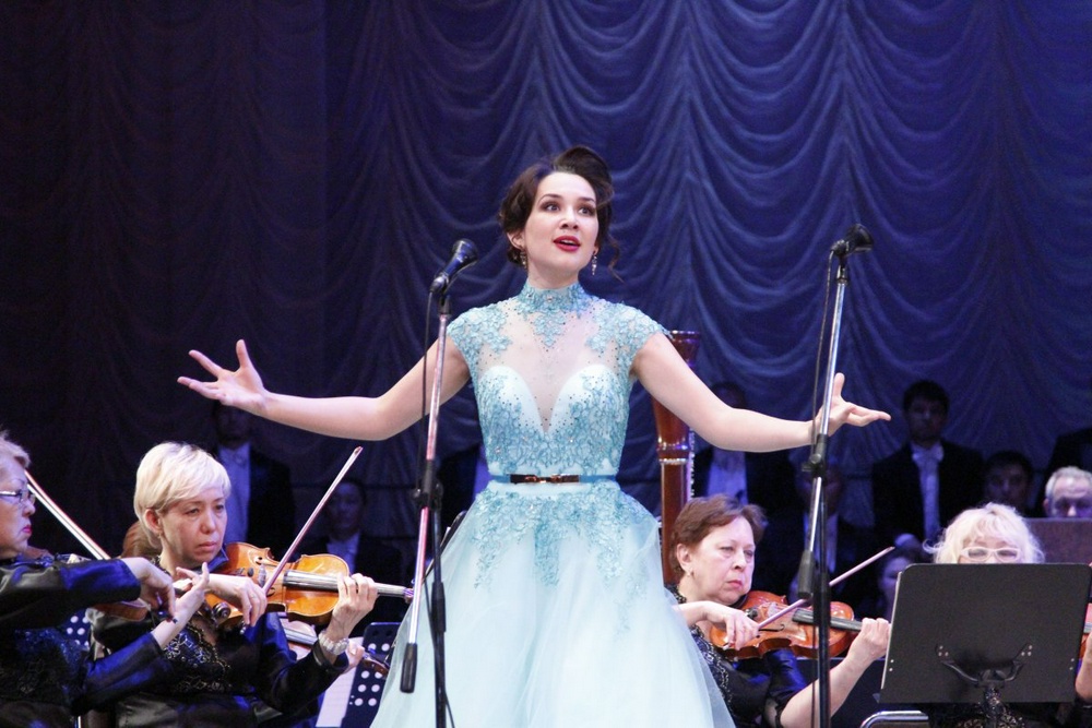 Мария Мудряк исполняет на концерте в Алматы. Фото©Алишер Ахметов.