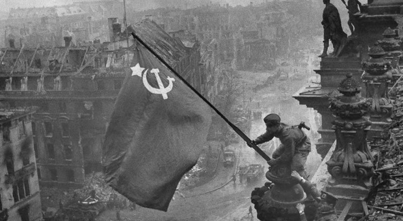 Знамя Победы над Рейхстагом. Фото Евгения Халдея
