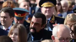 Стивен Сигал находился на трибуне с казахстанскими ветеранами на параде в Москве