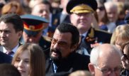 Стивен Сигал находился на трибуне с казахстанскими ветеранами на параде в Москве