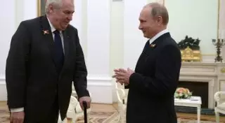 Путин посоветовал президенту Чехии бросить курить