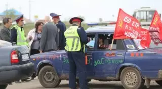 В Уральске прошел запрещенный автопробег в честь 70-летия Победы