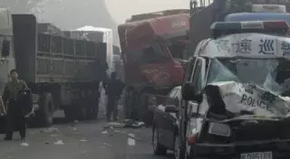 50 человек пострадали при столкновении двух автобусов и самосвала в Гонконге