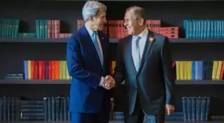 Лавров подарил Керри помидоры и картошку