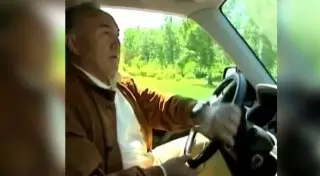 Видео Назарбаева за рулем внедорожника опубликовала в Instagram пресс-служба Президента