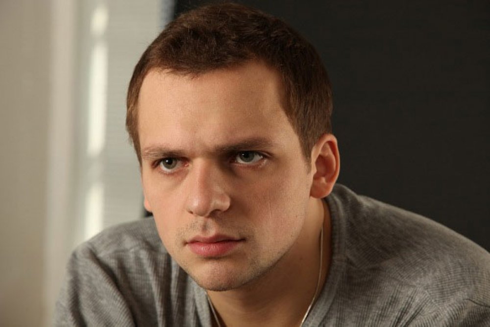 Алексей Янин известен по ролям в сериалах "Крем", "Дочки-матери", "Клуб", "Пенелопа", "Опережая выстрел", "Сильнее судьбы" и другим. kinomania.ru