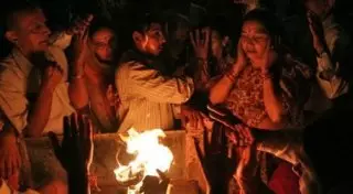 Сбежавшую пару линчевали и сожгли в Индии