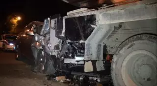 Infiniti влетел в автокран в Алматы