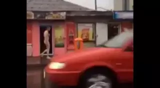 Голый мужчина устроил прогулку по улицам Астаны